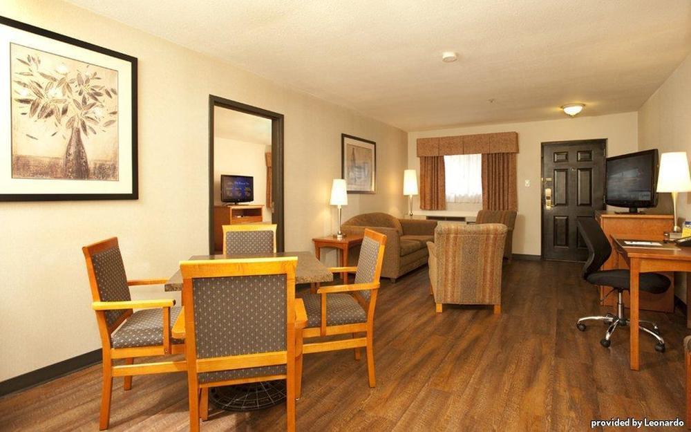 Quality Inn & Suites Saskatoon Kamer foto