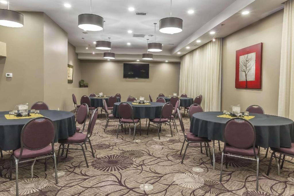 Quality Inn & Suites Saskatoon Buitenkant foto