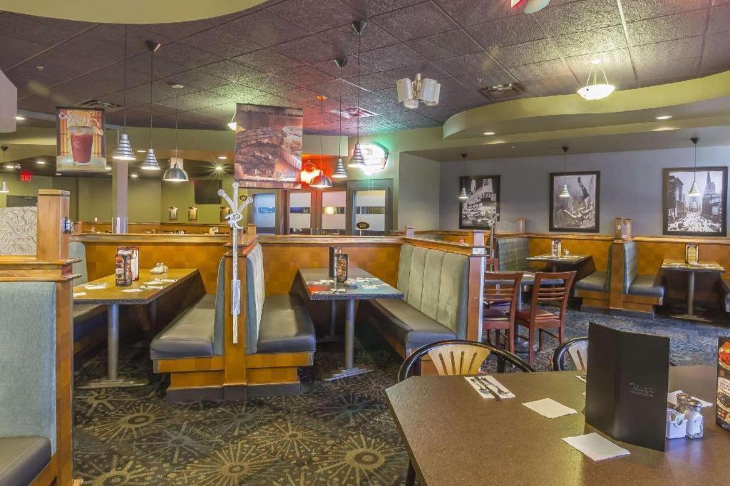 Quality Inn & Suites Saskatoon Buitenkant foto