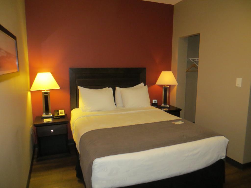 Quality Inn & Suites Saskatoon Buitenkant foto